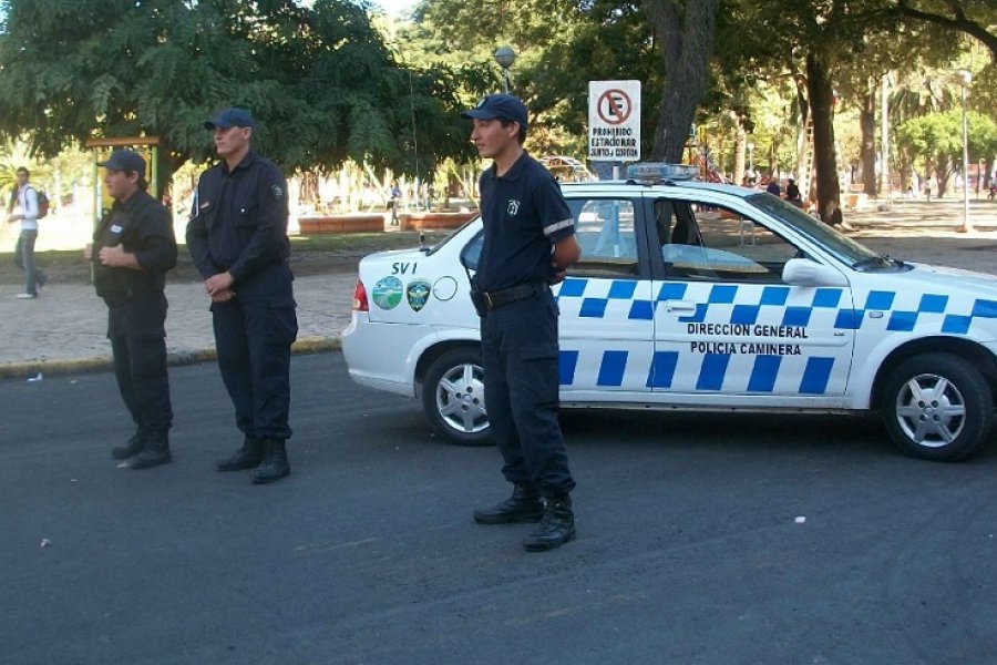 Pol mica medida en Chaco Proh ben tatuajes visibles a polic as y