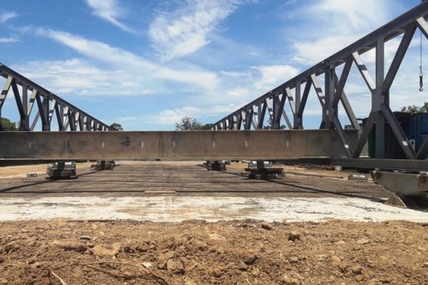 Jetter negó la paralización de las obras en el puente bailey