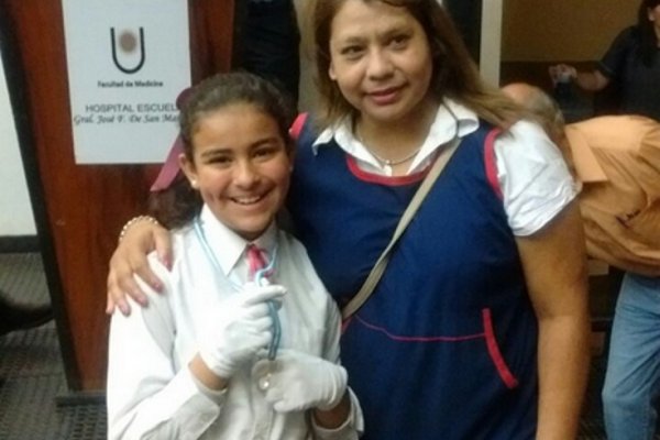 Milena recibió una medalla por ser Mejor Compañera del Año