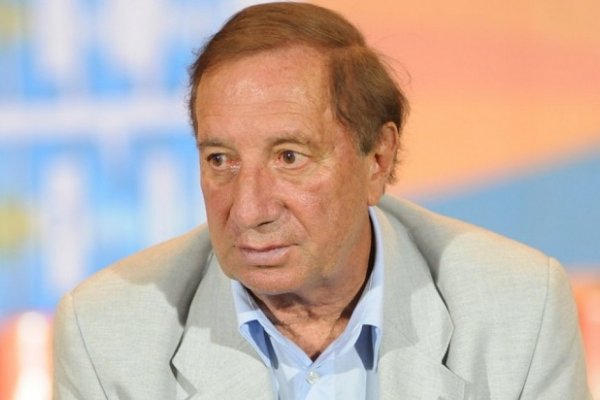 Denuncian a Carlos Bilardo por acoso sexual