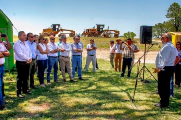 Colombi y Valdés inauguraron 40 km de ripio sobre la Ruta 30