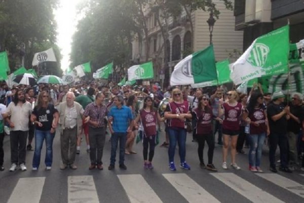 Sindicatos y organizaciones sociales marchan en rechazo a la reunión de la OMC