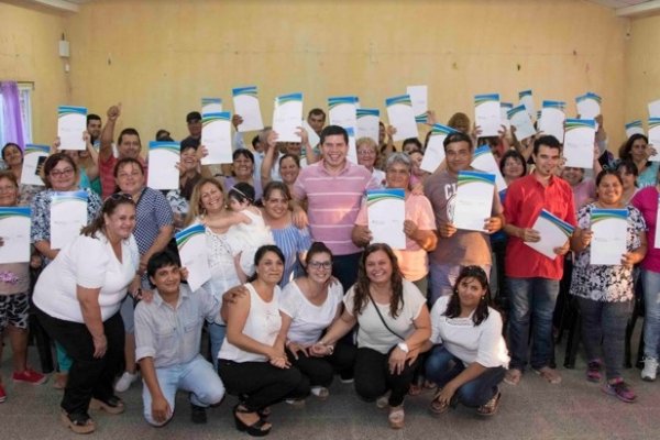 Desarrollo Urbano entregó más de 100 certificados de adjudicación a familias del barrio San Pablo