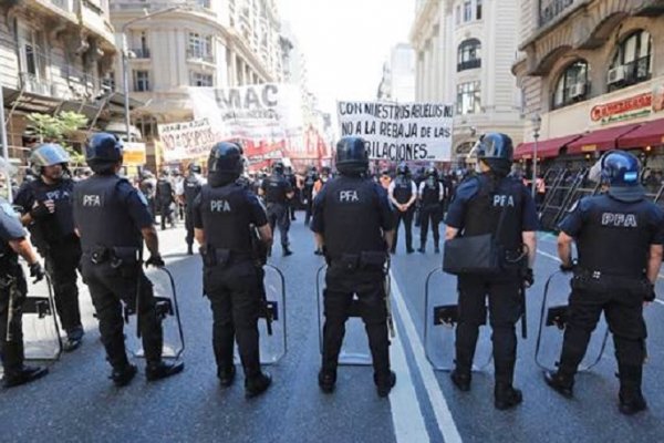 Tensión en el Congreso: balas de goma y piedrazos en la previa de la sesión por las reformas