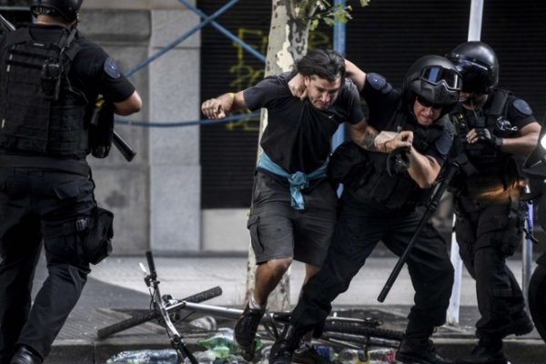 Tras la represión del jueves, prohibieron el uso de balas de goma y gases lacrimógenos