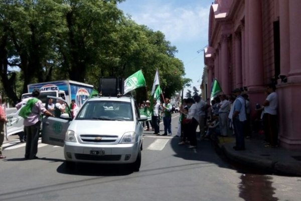 Corrientes se adhiere a la protesta nacional: Manifestación de gremios llegó a Casa de Gobierno