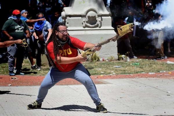 El violento que atacó a la policía con un arma casera fue precandidato a diputado