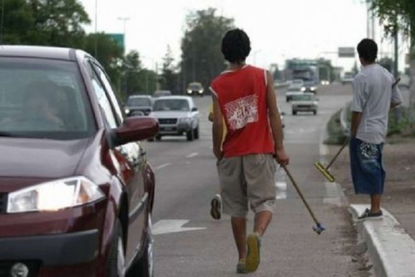 Un chofer de colectivo fue golpeado por un limpiavidrios en Chaco y 3 de abril