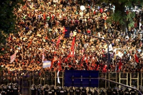 Una multitud protestó mientras los diputados debatían la reforma que ajusta las jubilaciones