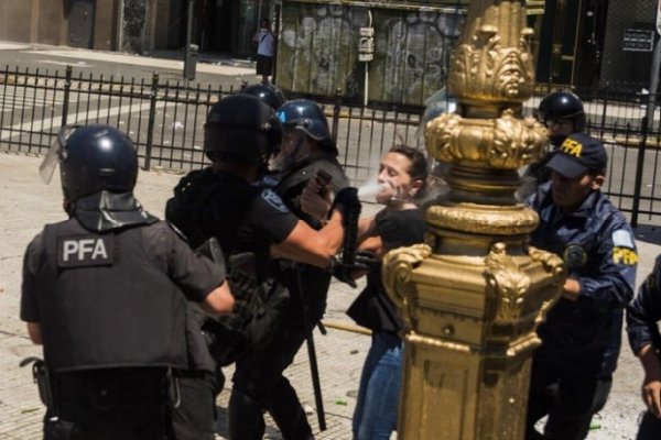 Luego de la represión en el Congreso, Bullrich denunció penalmente a 11 diputados