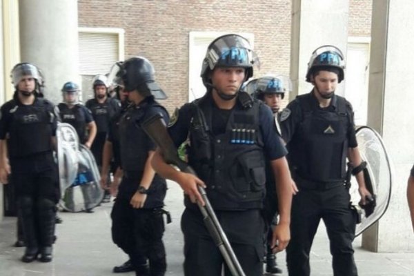 Anunciaron 120 despidos en el Hospital Posadas con fuerte presencia policial