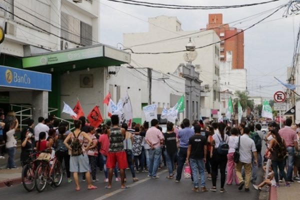 Aumenta la presión social con marcha y amenazas de paro en Corrientes