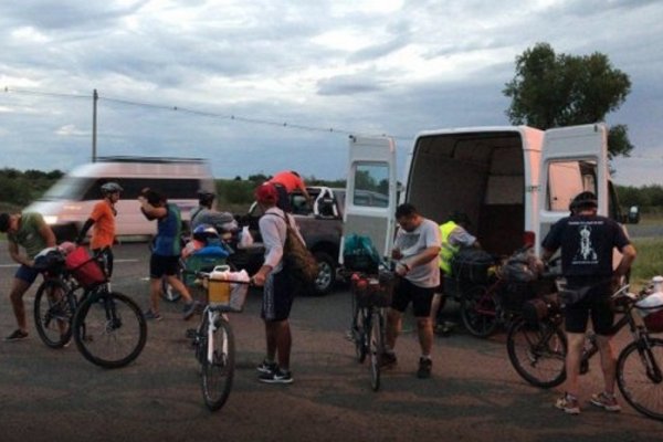 Sacerdote pedalea desde Santa Fe para visitar a la virgen de Itatí