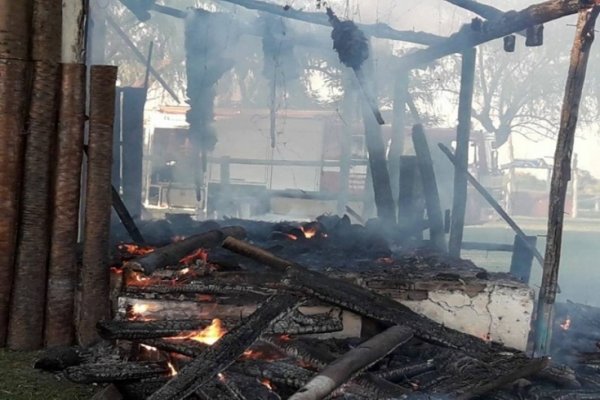 San Roque:  Quedó destruida la cantina del balneario