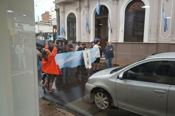 Hubo protesta frente al municipio para evitar el traslado de la Escuela Porturia