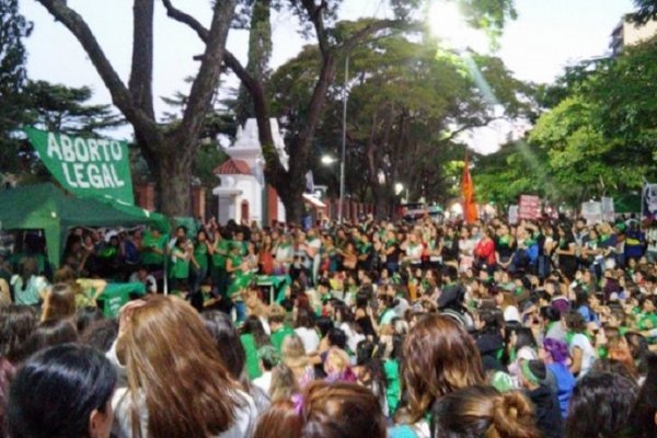 Pañuelazo por el aborto legal, en la previa al debate en Diputados