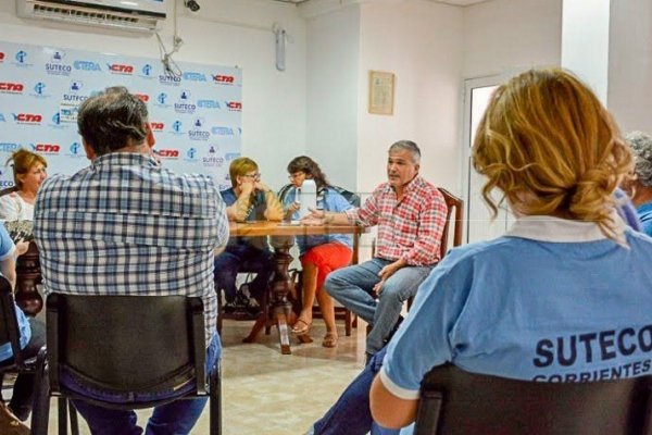 Docentes organizan una marcha para entregar un petitorio con reclamos