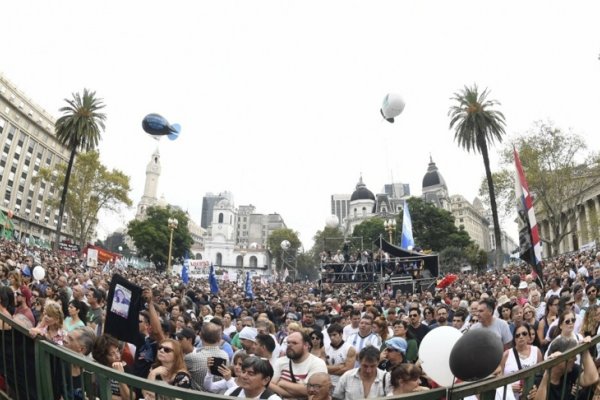 Nunca más: Una multitud reclamó memoria a 42 años del último golpe militar