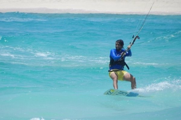 Un médico goyano recorre las playas del mundo haciendo Kitesur