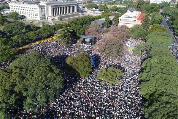 Multitudinaria marcha en contra de la despenalización del aborto