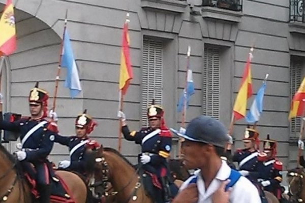 La reacción de Felipe Pigna al ver al Regimiento de Granaderos portando banderas españolas