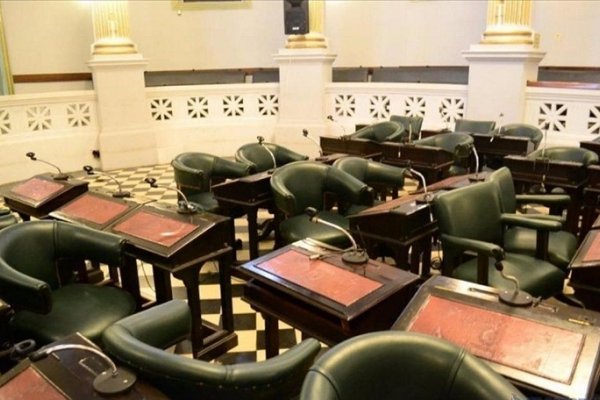 Docentes excluidos van a la Legislatura a defender sus cargos, mientras esperan fallo judicial