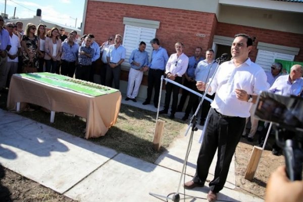 Valdés entregó 50 viviendas y anunció la construcción de un Parque Industrial en Santa Lucía