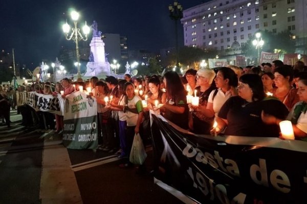 Masiva movilización con velas para rechar el tarifazo de Macri