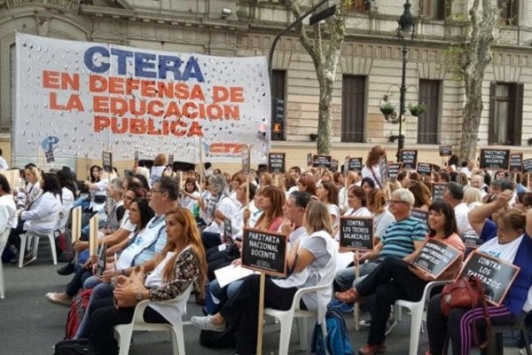 Unos 500 maestros realizaron una sentada frente a Casa Rosada