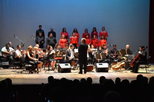 El Teatro Vera vibró con la gran orquesta municipal Entre el Cielo y la Tierra