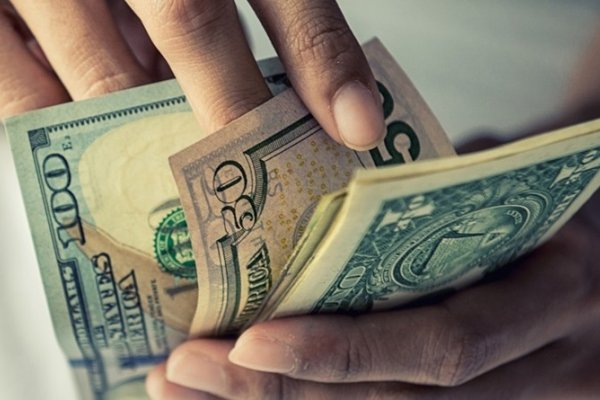 El dólar sigue en alza y algunos bancos lo venden a $22