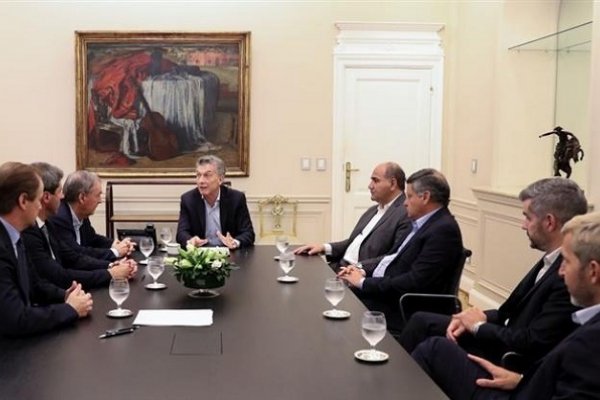 Macri recibió a gobernadores peronistas para discutir tarifas y acuerdo con el FMI