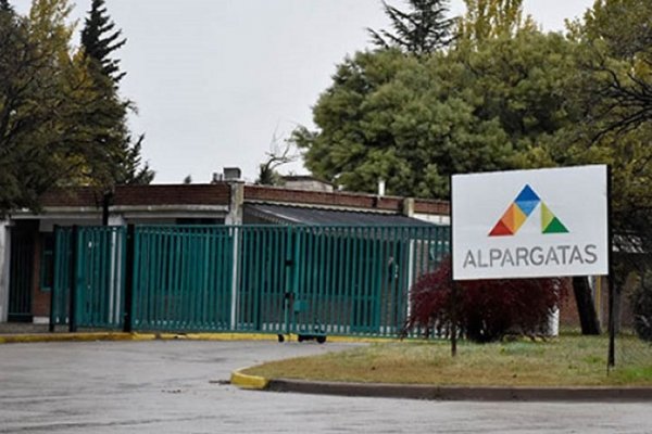 Alpargatas: vuelven el lunes a trabajar y cruzan los dedos para que no cierren la planta