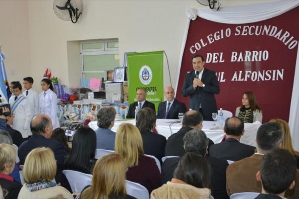 Valdés inauguró una escuela y anunció obras en Paso de los Libres