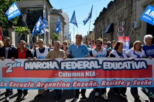 Corrientes: Gremios docentes del NEA y NOA se manifestaron frente al Ministerio de Educación