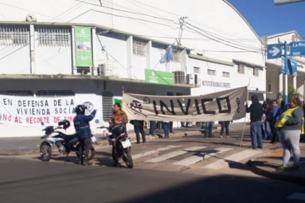 INVICO: Reclaman viviendas y regularización laboral