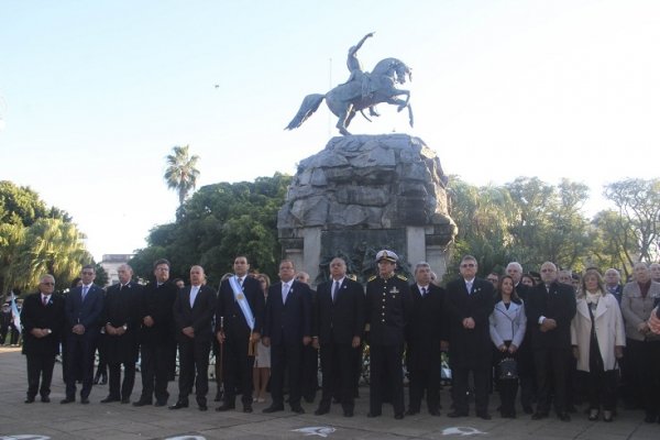 Valdés encabezó los actos oficiales por el 208° aniversario de la Revolución de Mayo