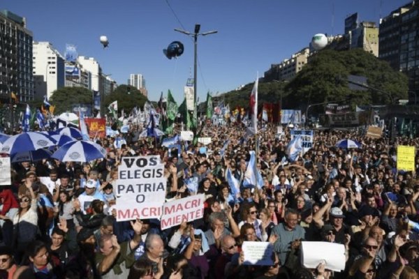 Masiva concentración en el Obelisco en rechazo al acuerdo con el FMI