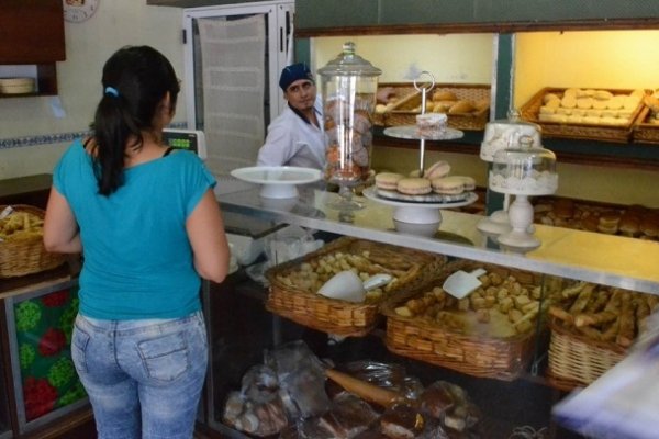 Venden más trigo afuera para recibir dólares y sube el precio del pan para la gente