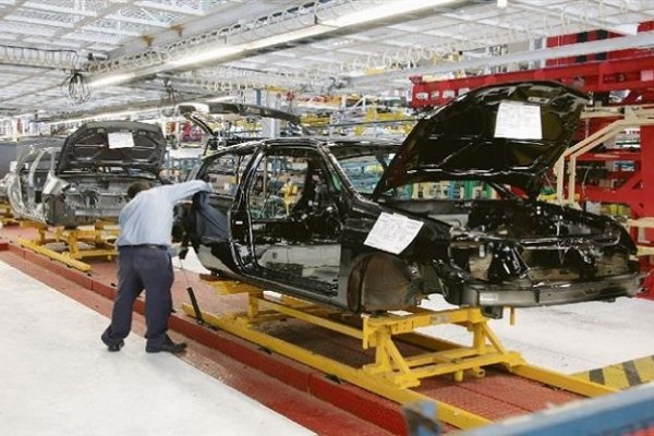 Automotrices argentinas paran producción por huelga en Brasil