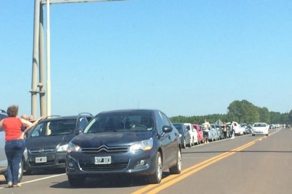 Caos en la frontera por paro de camioneros contra el ajuste en Brasil