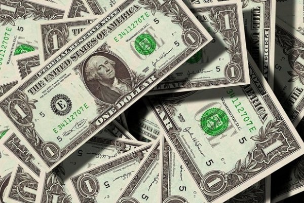 El dólar saltó 34 centavos y cerró a $26,73