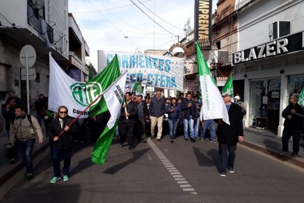 Corrientes: Gremios se movilizaron en reclamo de trabajadores despedidos y paritarias