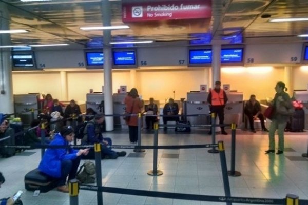 Aerolíneas Argentinas y Latam cancelaron todos los vuelos por el paro del lunes