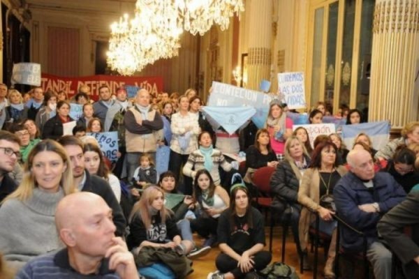 El Ministro de Salud debió suspender una charla por una manifestación contra el aborto