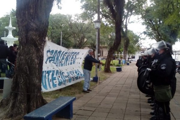 Corrientes: La Policía impidió la instalación de una carpa en la plaza 25 de Mayo