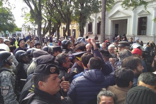 Tensión entre policías, docentes y médicos, en medio del paro general que es casi total en Corrientes