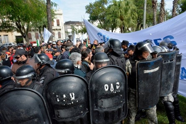 Video - De una docente a un policía en la protesta: “Somos las maestras de sus hijos, señor”