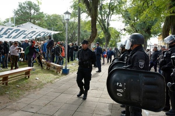 Docentes advierten violencia estatal contra el reclamo salarial y piden garantizar el diálogo