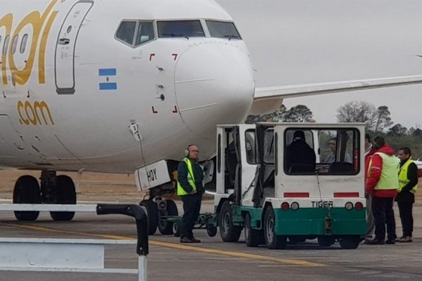 Camiones de equipaje debieron remolcar un avión de Flybondi con los pasajeros adentro